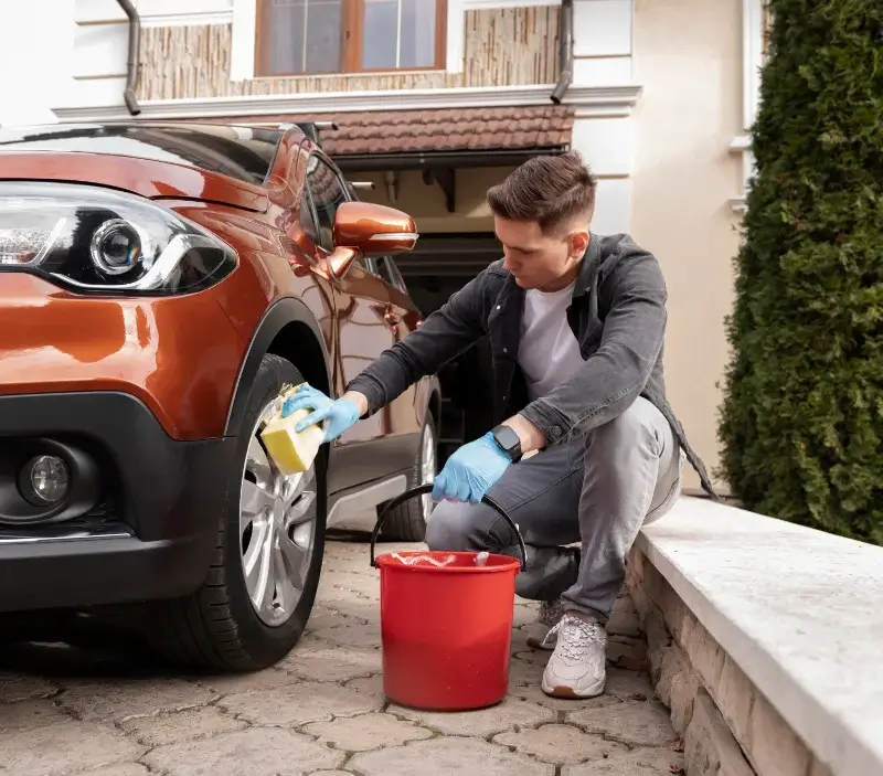 Lavage auto à domicile Courcelles-de-Touraine : professionnel intervenant sur un véhicule